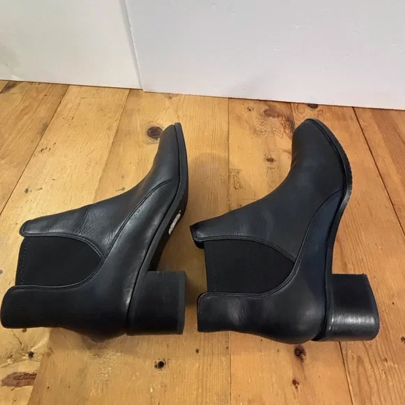 Clarks Ankle Charming Lola Women’s Booties Boots SZ 8 M, Black Leather Pointed - Picture 3 of 15